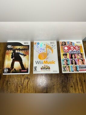 Lot #6 - Nintendo Wii Singing/Music Bundle (glee)